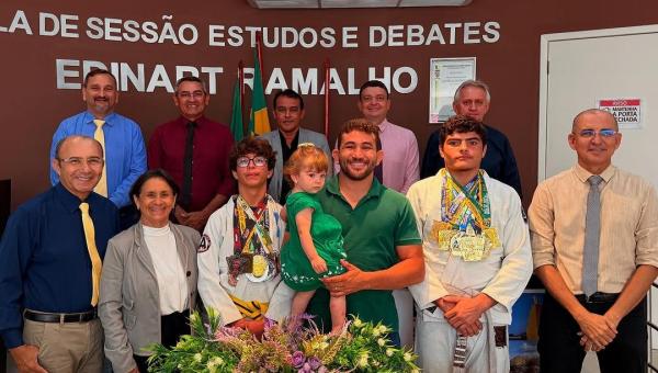 Professor e atletas do Caminho da Vitória participam de sessão ordinária na Câmara dos Vereadores